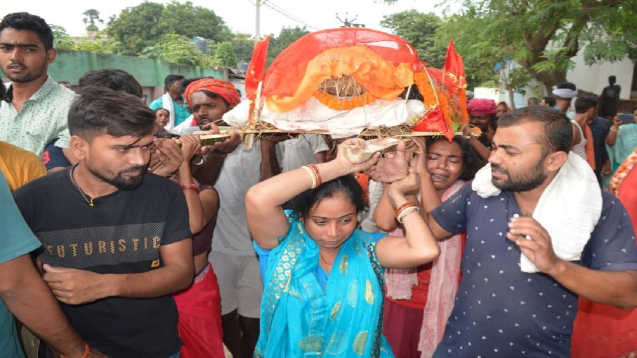 Bihar: भागलपुर में पिता का शव नहीं बल्कि पुतले की निकली अर्थी, बेटी ने दिया कंधा और मुखग्नि, जानें मामला