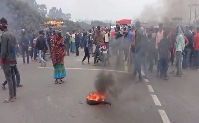 Bihar News: भागलपुर में तेज रफ्तार ट्रक ने मासूम को कुचला, अंडरपास की मांग लेकर सड़क पर विरोध प्रदर्शन