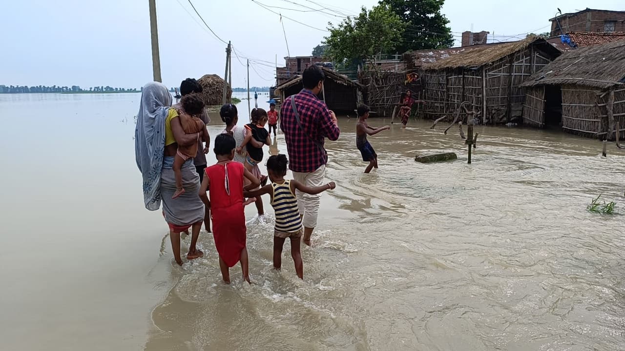 PHOTOS: बिहार में घरों के सामने चलने लगे नाव, तस्वीरों में देखिए बाढ़ ने किस तरह दी है दस्तक..