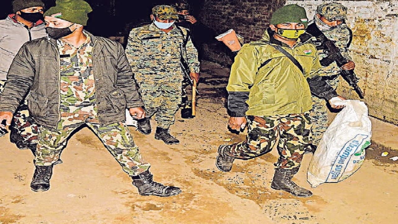 भागलपुर में पसरे बारूद के कारोबार पर नकेल कसने की तैयारी, छापेमारी में भारी मात्रा में विस्फोटक बरामद भागलपुर में पसरे बारूद के कारोबार पर नकेल कसने की तैयारी, छापेमारी में भारी मात्रा में विस्फोटक बरामद