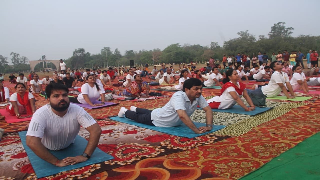 PHOTOS: भागलपुर में योग दिवस 2023 की तस्वीरें देखिए, सुहाने मौसम के बीच आम से लेकर खास लोगों ने किया योगाभ्यास