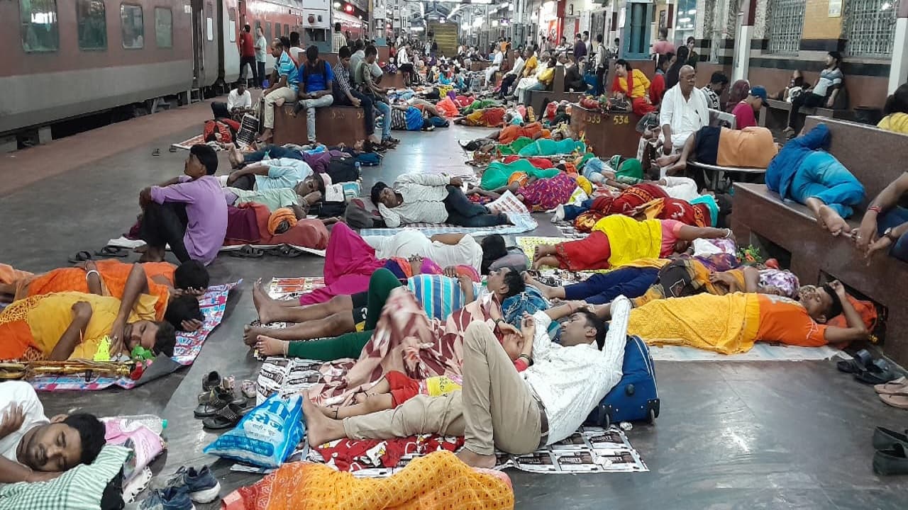 PHOTOS: बिहार शिक्षक परीक्षार्थियों ने स्टेशनों को बनाया रात का ठिकाना, ट्रेन में भीड़ देखकर रह जाएंगे दंग