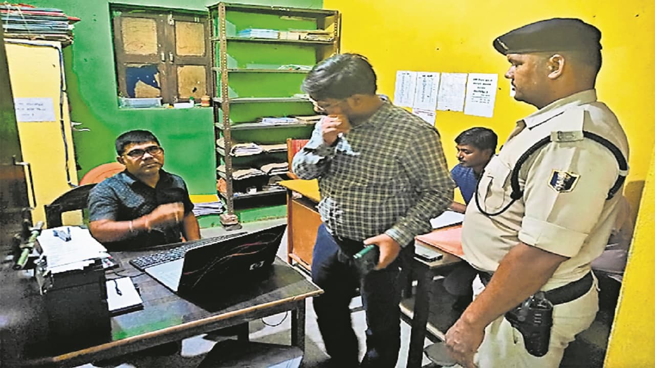 बिहार: राजस्व कर्मचारियों ने खोल रखा था फर्जी अंचल कार्यालय, बालू का फेक चालान बनाने वाला गिरोह भी धराया
