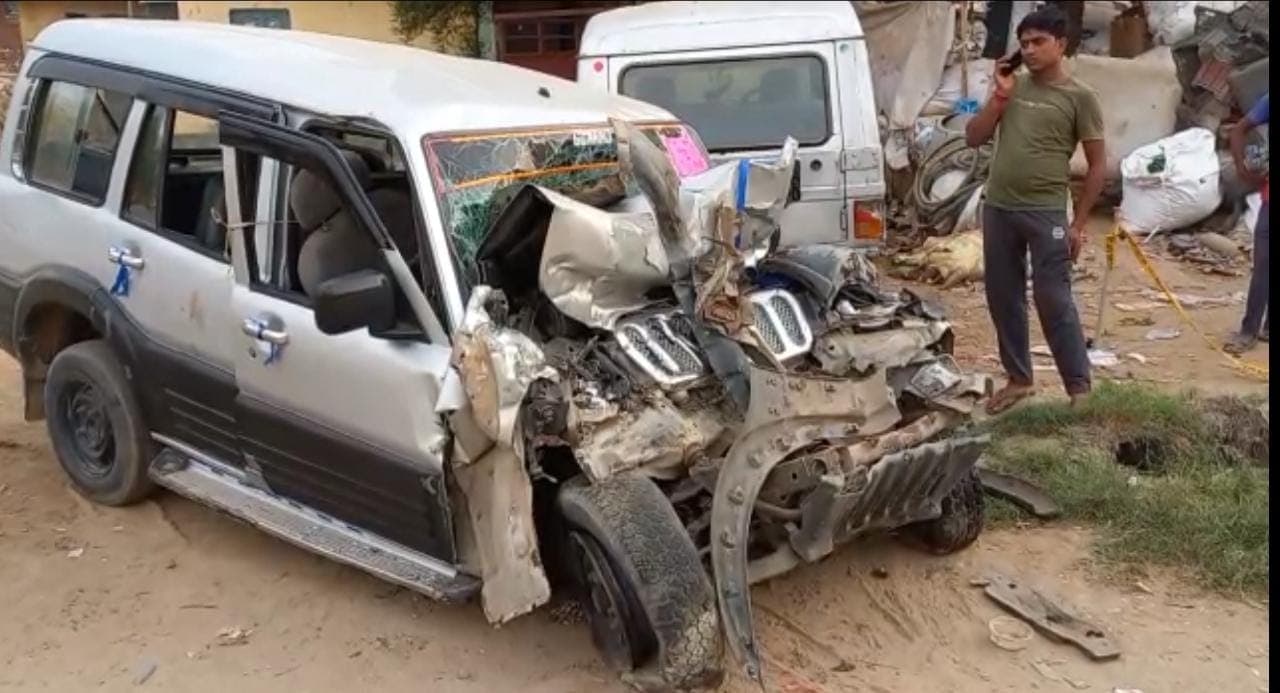 Bhadohi News: बारातियों से भरी स्कॉर्पियो और ट्रक की टक्कर, दो महिलाओं सहित तीन की मौत, 14 घायल