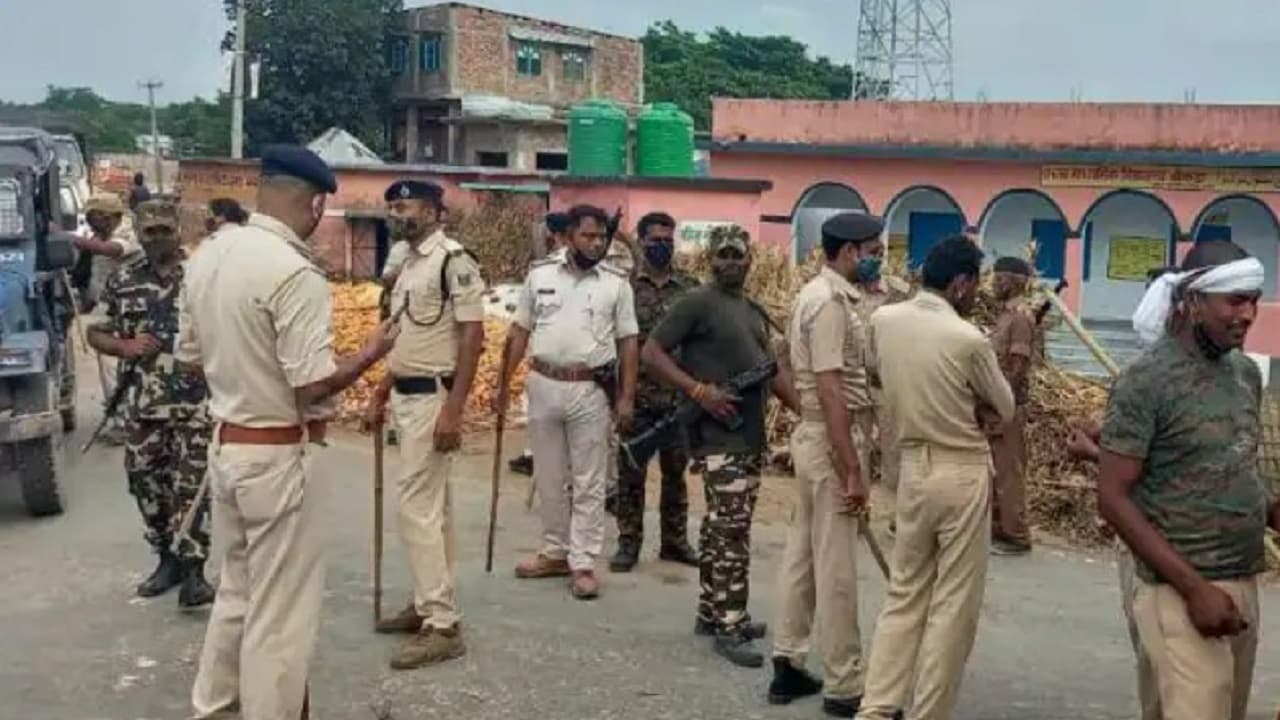 Bihar: शराबियों ने पुलिस को दौड़ा-दौड़ाकर पीटा, जमकर दी गालियां, थानेदार को कहा- दुबारा दिखे तो मार देंगे गोली