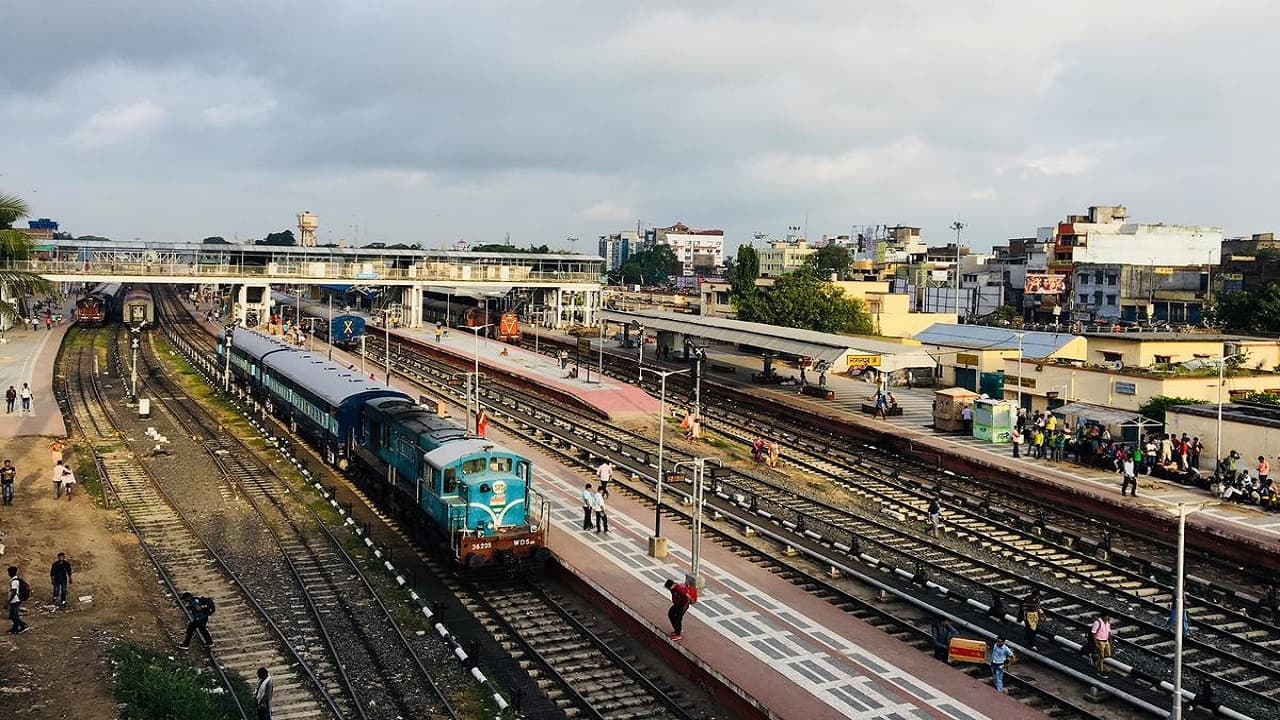 बिहार: 'अंदरे कर देंगे..' स्टेशन पर रेल यात्रियों को डराकर वसूली करता धराया फर्जी सिपाही, जानने वालों ने कहा..