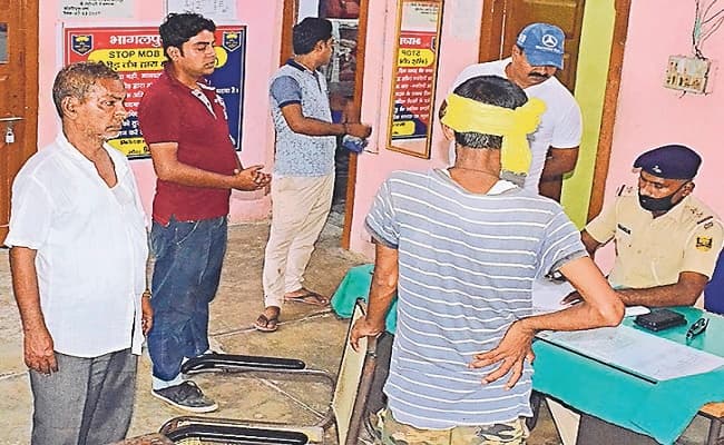 Bihar News: भागलपुर में हथकड़ी सहित फरार हुआ स्मैक तस्कर सिपाही, पुलिस ने खदेड़ कर किया गिरफ्तार