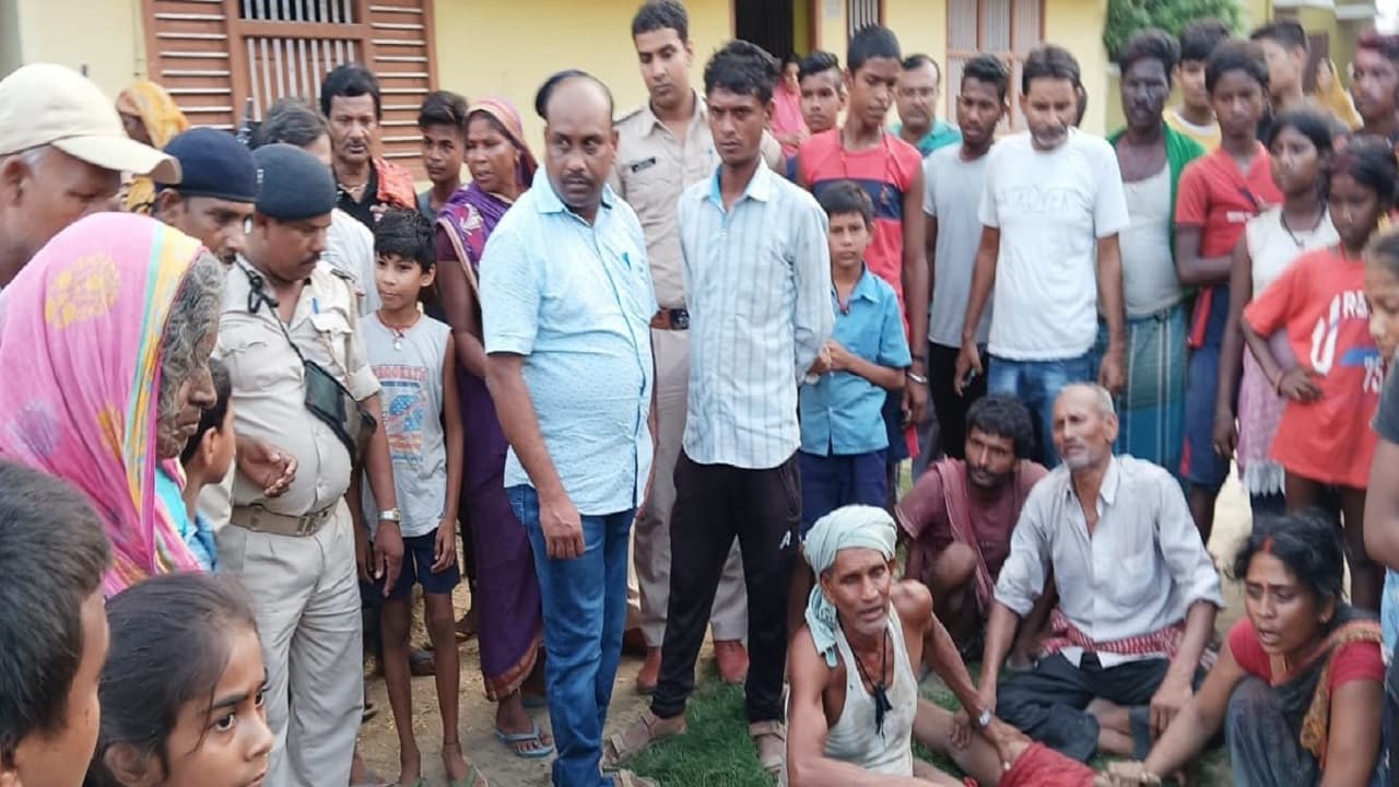 Bihar News: भागलपुर में अचानक बीच सड़क पर गिरकर युवक ने तोड़ा दम, एक और युवक के आंखों की गयी राेशनी