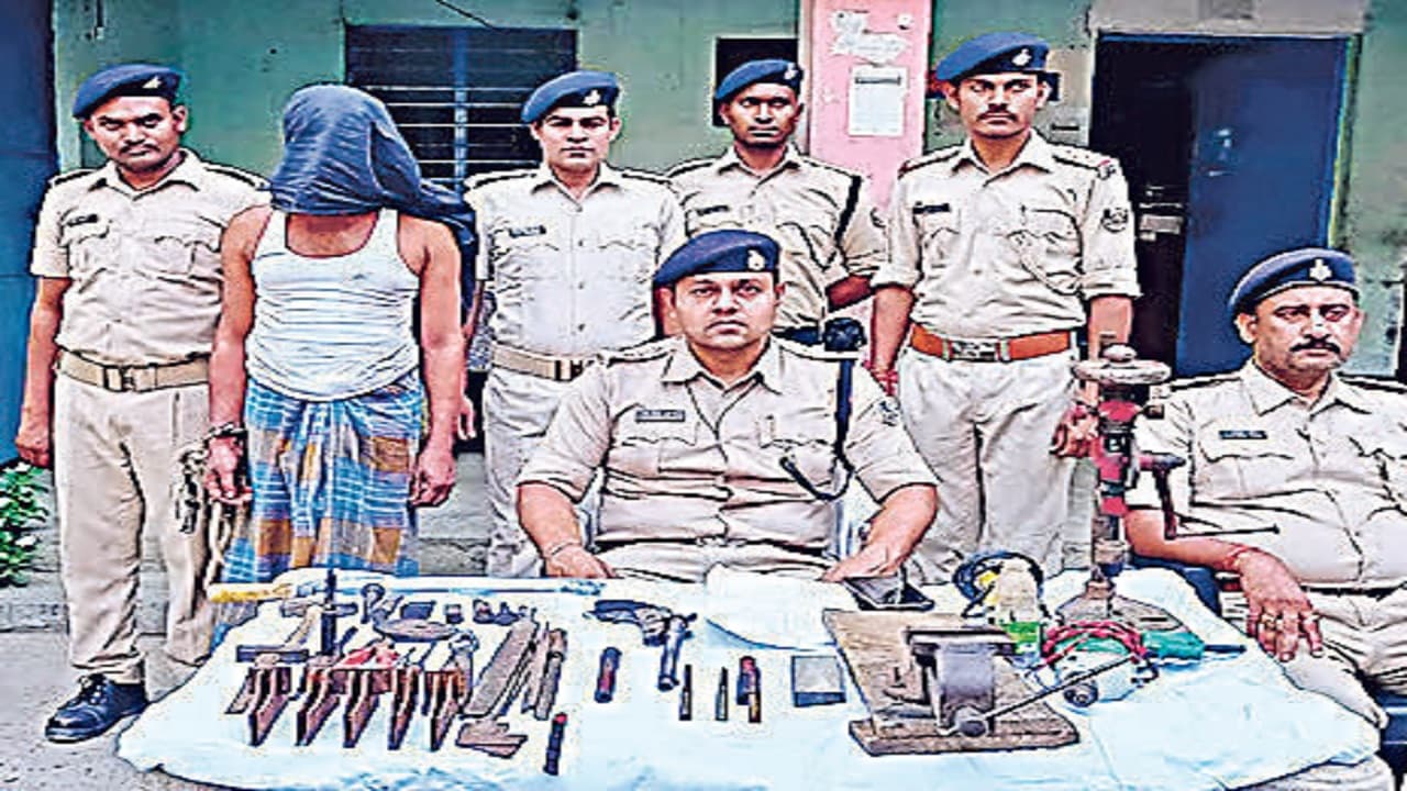 Bihar: भागलपुर में मिनी गन फैक्ट्री का खुलासा, पुलिस की छापेमारी में हथियार व मशीन संग अपराधी गिरफ्तार