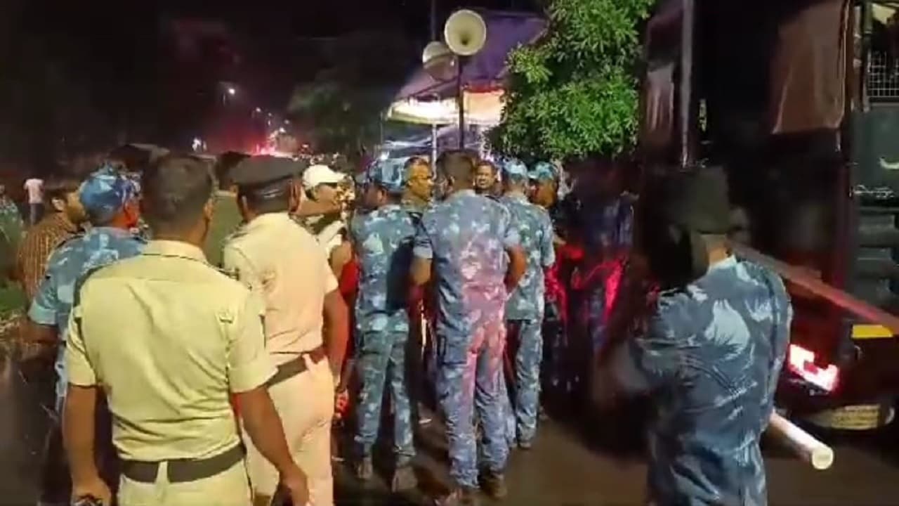 बिहार: भागलपुर में अनशन पर बैठे भाजपा कार्यकर्ताओं पर देर रात लाठीचार्ज, पत्रकार पर भी पुलिस ने किया बल प्रयोग