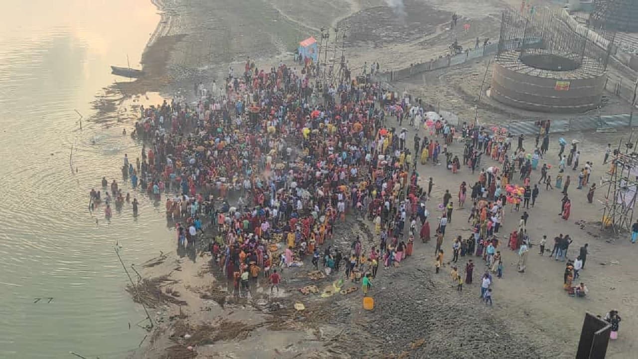 Chhath Puja 2023: भागलपुर में छठ पूजा की PHOTOS देखिए, अर्घ्य देने गंगा किनारे जब लगा श्रद्धालुओं का तांता..