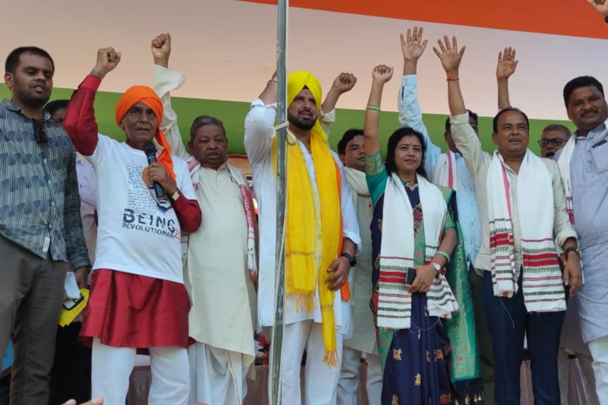 शहीद-ए-आजम के पोते को झारखंड बुलाकर इस विधायक ने अपने पोते का नाम रखा भगत सिंह, इनकी प्रतिमा का हुआ अनावरण