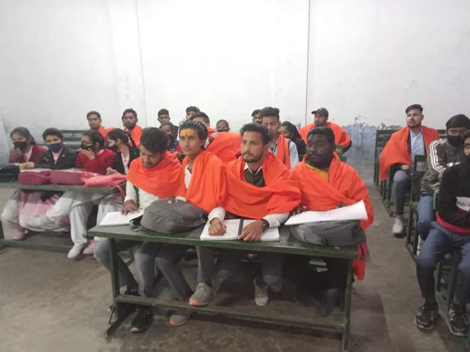 Aligarh News: अलीगढ़ में 'हिजाब' पर विवाद तेज, कॉलेज में भगवा पहन ड्रेस कोड लागू करने की मांग