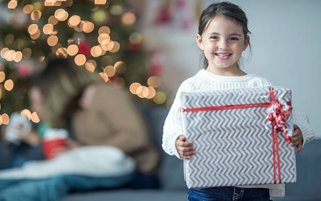 Bhai Dooj Gift For Sisters: भाई दूज पर अपनी प्यारी बहन को सरप्राइज देने के लिए टॉप 10 उपहार