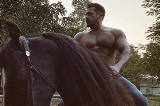 सलमान खान की इस शर्टलेस फोटो को देख फैंस हुए क्रेजी, कमेंट में लिखा- 54 की उम्र में...