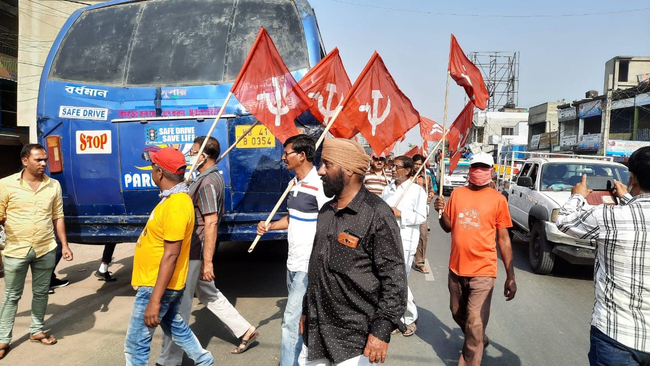 Bharat Bandh: बंद का दिख रहा है असर, बंगाल में झड़प, हरियाणा में बस सेवा प्रभावित, रेलवे ट्रैक ब्लॉक Bharat Bandh: बंद का दिख रहा है असर, बंगाल में झड़प, हरियाणा में बस सेवा प्रभावित, रेलवे ट्रैक ब्लॉक