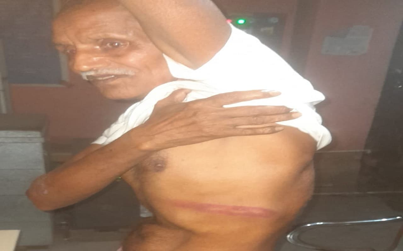 Jharkhand News: धनबाद में नशे में धुत्त कृषि बाजार समिति के सचिव ने रात में बुजुर्ग मजदूर को पीटा !