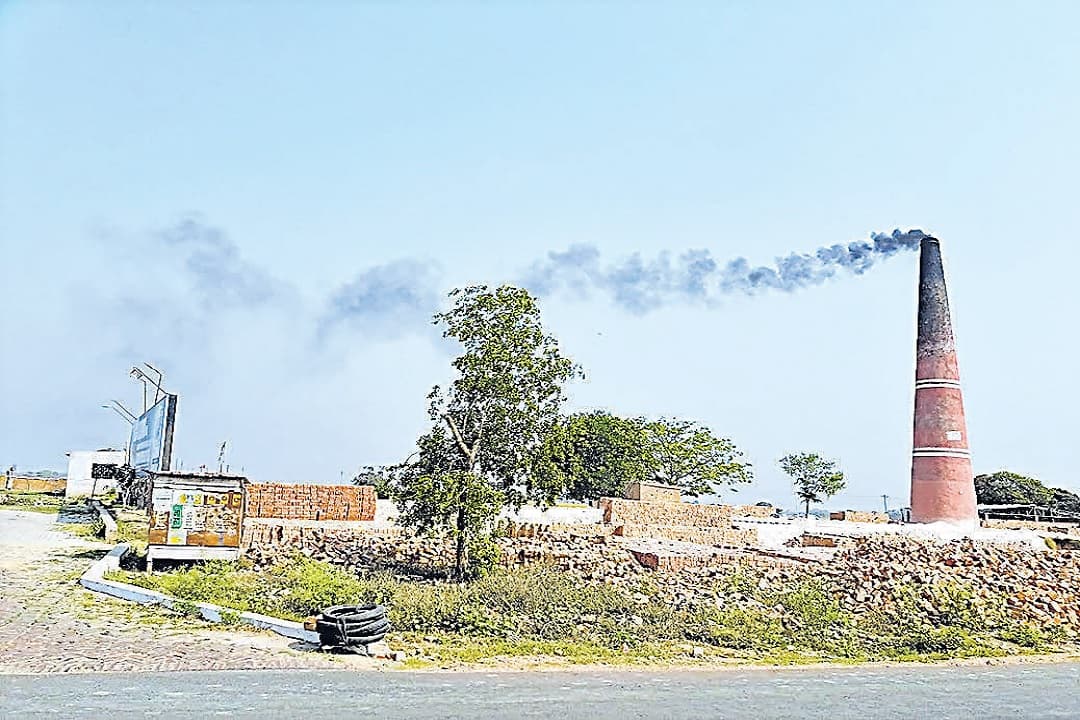 बिहार के गोपालगंज में बगैर लाइसेंस के धधक रहे हैं ईंट भट्ठे,  प्रदूषण बोर्ड द्वारा कोई कार्रवाई नहीं