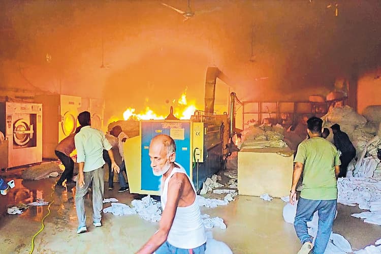 दानापुर स्टेशन की लॉन्ड्री में लगी आग, फायर ब्रिगेड की चार गाड़ी एवं कर्मचारियों ने पाया काबू