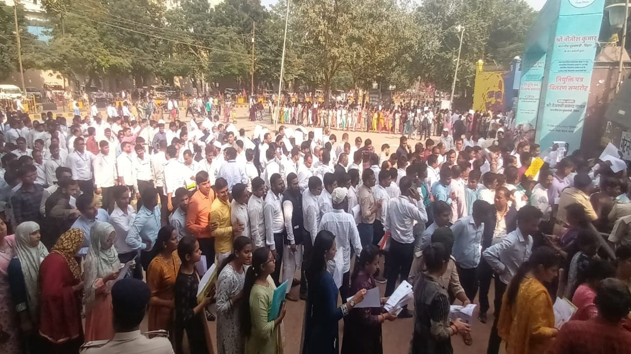 बिहार: CM नीतीश कुमार 25 हजार टीचर को देंगे नियुक्ति पत्र,गांधी मैदान में शिक्षकों की एंट्री की देखें तस्वीरें