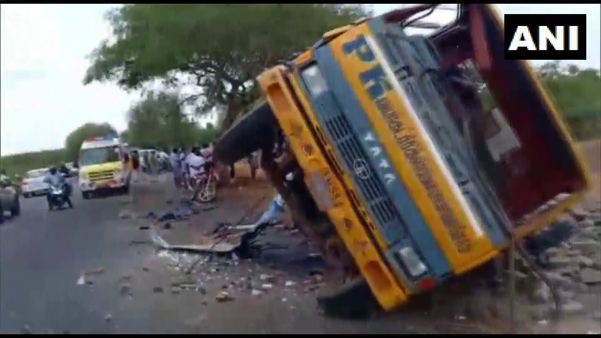 तमिलनाडु: भीषण टक्कर में बस और ट्रक के उड़े परखच्चे, 3 लोगों की मौत, 7 से ज्यादा घायल