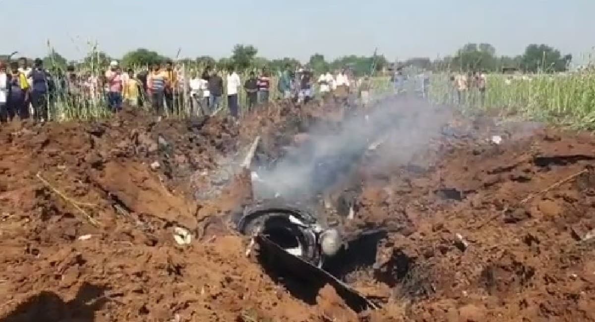 MP News : एयरफोर्स का विमान हुआ क्रैश, जमीन के अंदर धंसा प्लेन