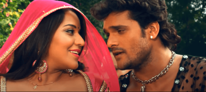 Bhojpuri Gana : Khesari Lal Yadav और मोनालिसा ने 'सर से चुनरी जब' गाने पर लगाया रोमांस का तड़का, यहां देखें जबरदस्त VIDEO