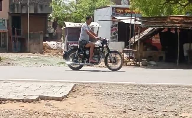 Lockdown 3 Bihar News Update : हाफ पैंट पहन कर बुलेट से घूम रहे पुलिसकर्मी का वीडियो वायरल