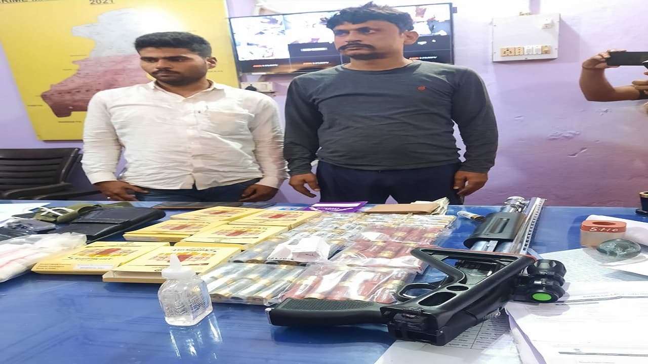 भोजपुर में STF और पुलिस ने यात्री बस से दो हथियार तस्करों को दबोचा, भारी मात्रा में गोली व रायफल जब्त