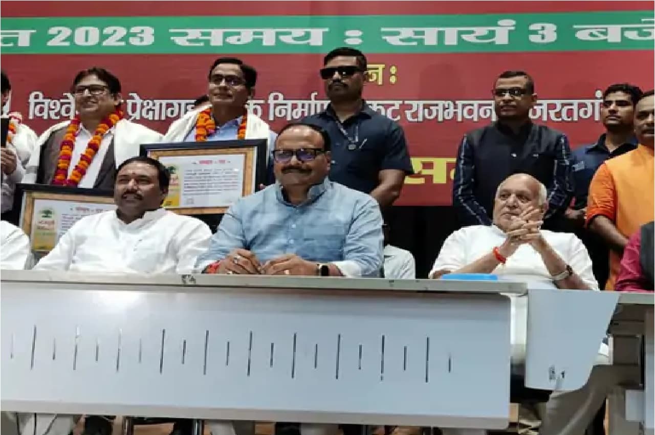 लखनऊ: राजनाथ सिंह को मिला भोजपुरी शिरोमणि सम्मान, हिंदी बोलने पर हुआ विरोध तो ब्रजेश पाठक ने संभाला मोर्चा