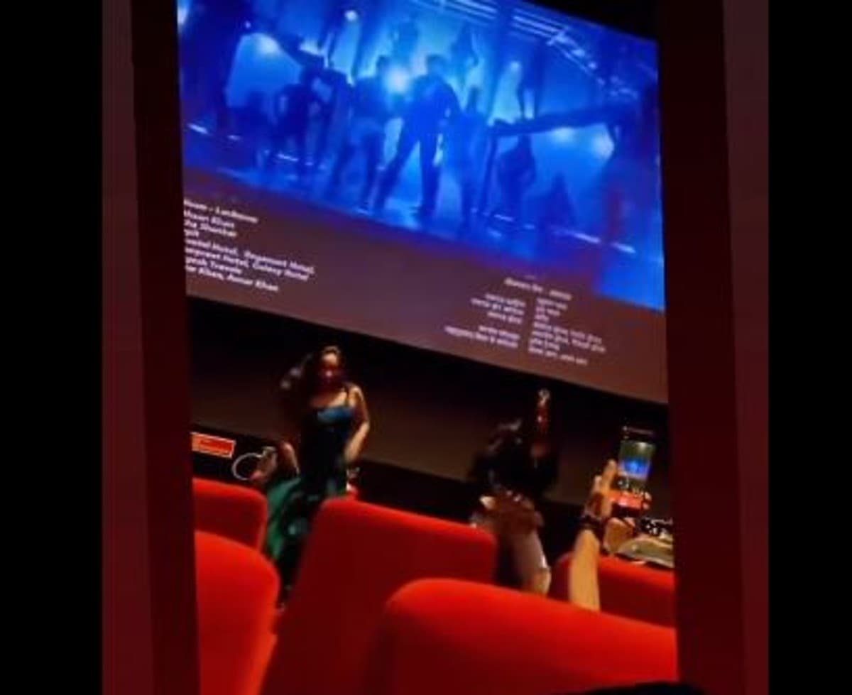 Bhool Bhulaiyaa 2 के टाइटल ट्रैक पर कार्तिक आर्यन के फैंस ने किया धमाकेदार डांस, देखें वायरल वीडियो