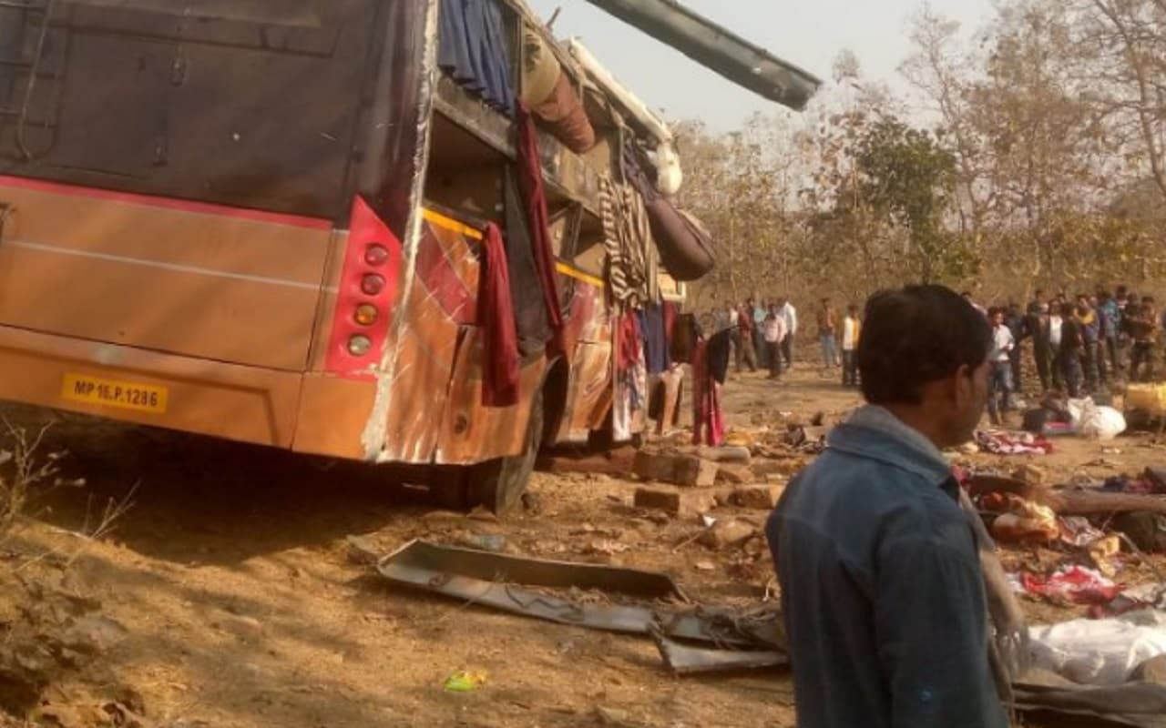 Madhya Pradesh Road Accident: इंदौर से छतरपुर जा रही बस पलटी, 4 की मौत, 35 घायल