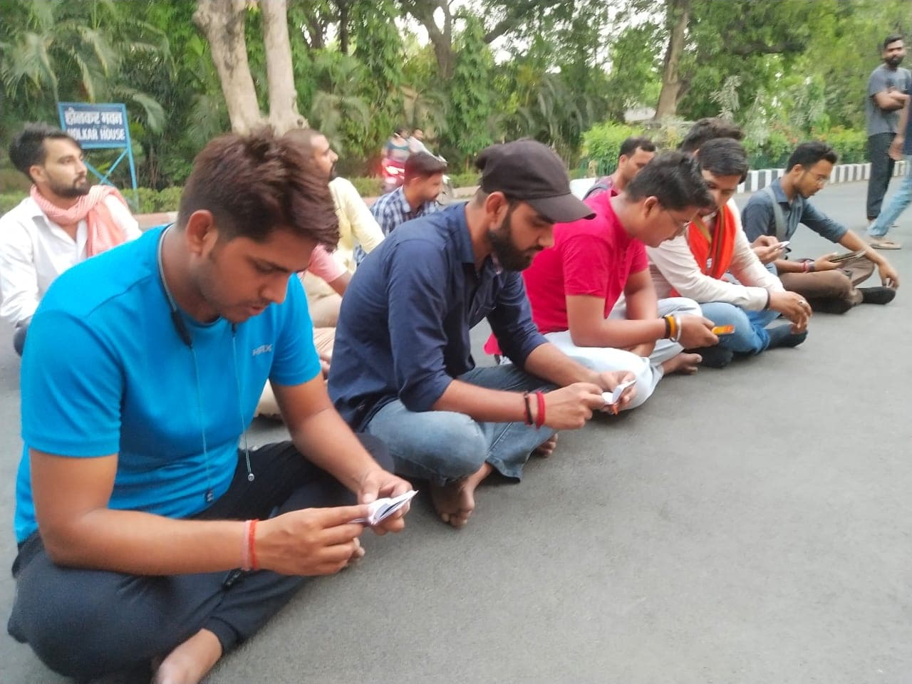 BHU में इफ्तार पार्टी पर बवाल जारी, आक्रोशित छात्रों ने कुलपति आवास पर किया श्रीमद्भगवद्गीता का पाठ