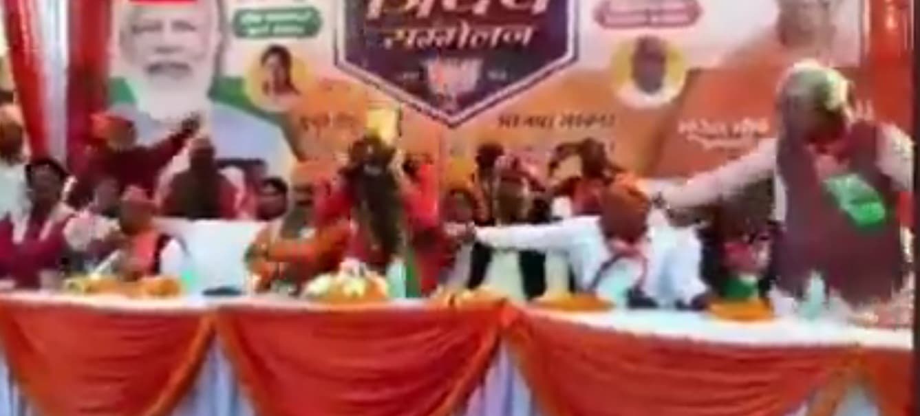 UP Election 2022: नाराज जनता के बीच फंसे BJP विधायक, भूपेश चौबे ने कान पकड़कर लगाई उठक-बैठक