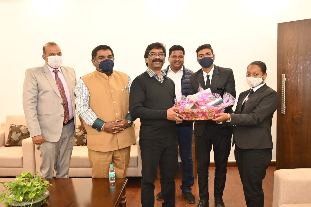 मुख्यमंत्री हेमंत सोरेन से मिले आईएचएम, ब्रांबे के प्रिंसिपल डॉ भूपेश कुमार, क्रिसमस की शुभकामनाएं दी