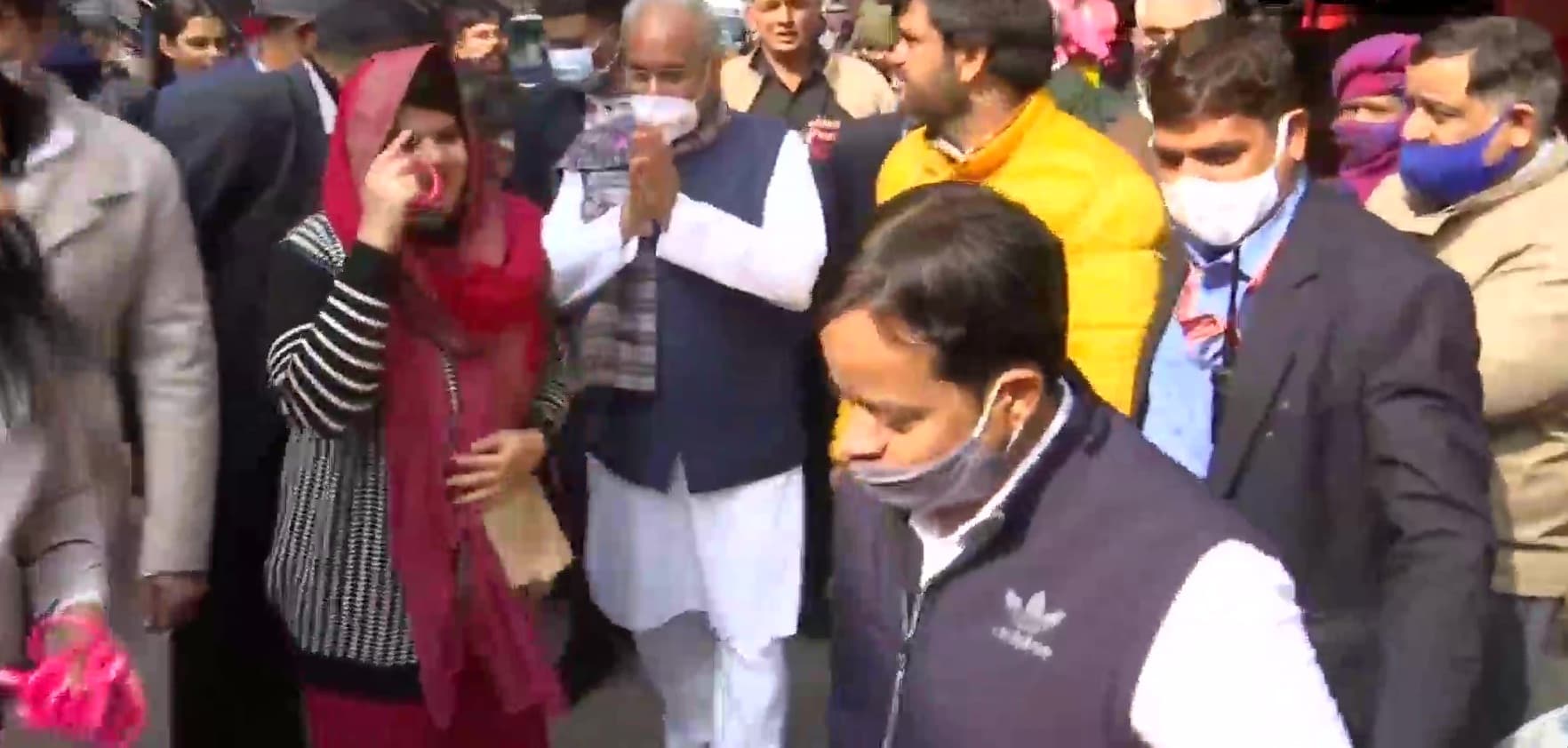 CM भूपेश बघेल ने संभाली कांग्रेस की कमान, नोएडा में घर-घर किया प्रचार, बोले- इस बार जीतने का फुल चांस