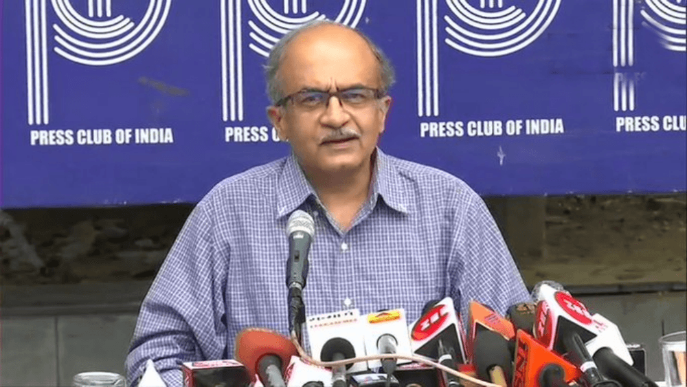 प्रशांत भूषण ने अवमानना मामले में दायर किया रिव्यू पिटिशन, कहा- जुर्माना भरने का यह मतलब नहीं है कि मैंने सुप्रीम कोर्ट का फैसला स्वीकार कर लिया