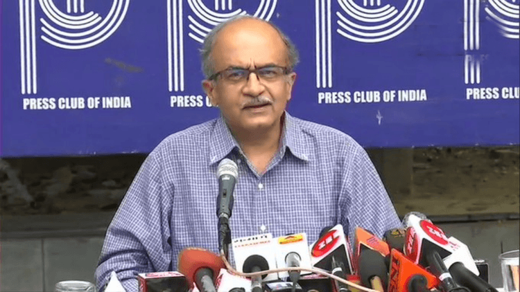 प्रशांत भूषण ने अवमानना मामले में दायर किया रिव्यू पिटिशन, कहा- जुर्माना भरने का यह मतलब नहीं है कि मैंने सुप्रीम कोर्ट का फैसला स्वीकार कर लिया