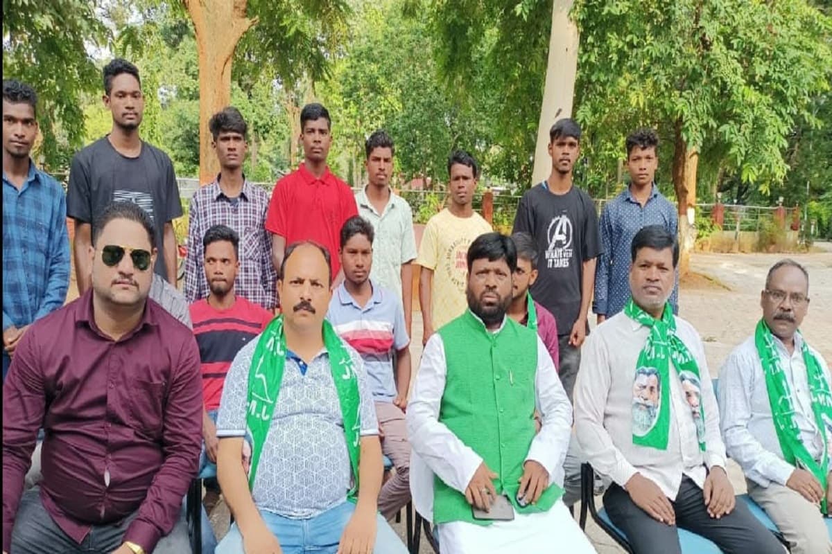 CM हेमंत सोरेन 26 अगस्त को आएंगे गुमला, नेतरहाट फील्ड फायरिंग रेंज का विरोध करने वालों से होंगे मुखातिब CM हेमंत सोरेन 26 अगस्त को आएंगे गुमला, नेतरहाट फील्ड फायरिंग रेंज का विरोध करने वालों से होंगे मुखातिब