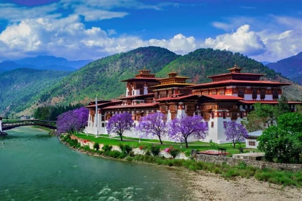 विदेशी पर्यटकों को लुभाने के लिए भूटान ने कम किया टूरिज्म टैक्स, यहां देखिए घूमने के लिए बेस्ट जगह