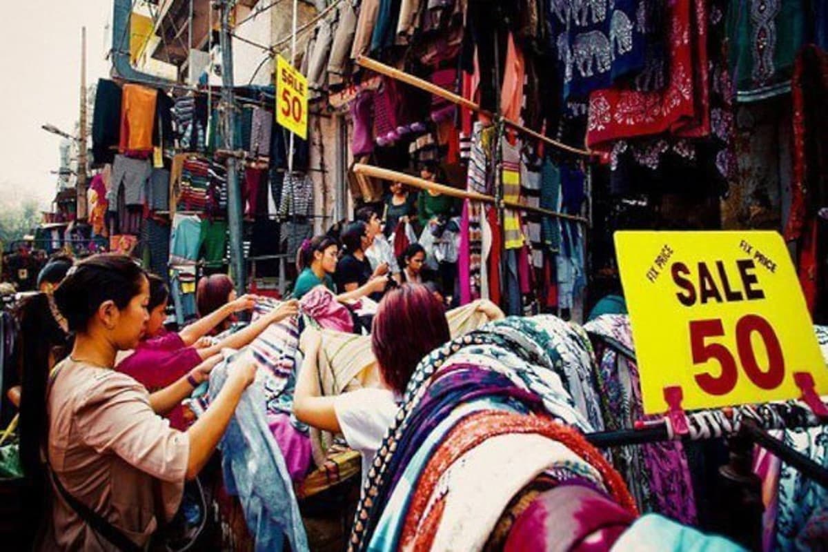 PHOTOS: राजधानी लखनऊ के इन मार्केट्स में मात्र 10 रुपये से शुरू होती है शॉपिंग, फॉरेनर्स भी करते हैं खरीदारी