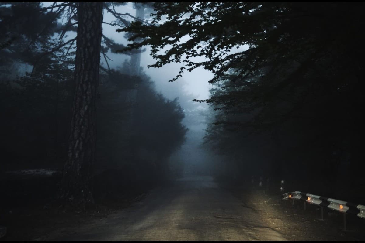 Ghost Highway: यह है दुनिया की सबसे रहस्यमयी हाईवे, जहां रात होते ही पूरी तरह से बदल जाता है मंजर