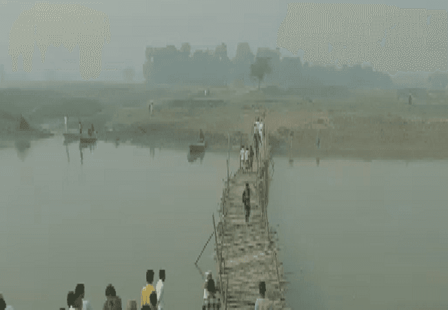 बिहार चुनाव: वोटरों में गजब का उत्साह, मतदान के लिए ग्रामीणों ने अपने पैसों से बनाया पुल