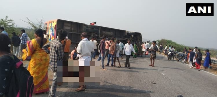 Big Accident: कर्नाटक के तुमकुर में भीषण सड़का हादसा, अनियंत्रित होकर पलटी बस, 8 लोगों की मौत