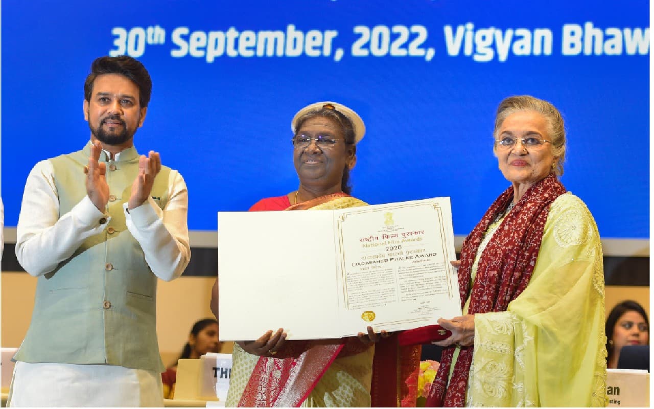 दादा साहेब फाल्के पुरस्कार से सम्मानित हुईं आशा पारेख, बोलीं- भारत सरकार की ओर से मुझे...