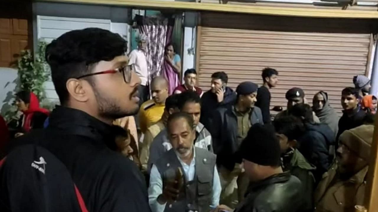 पटना में बेखौफ अपराधियों ने प्रॉपर्टी डीलर के घर पर बरसायी गोली, पिता और भाई जख्मी, एक की मौत