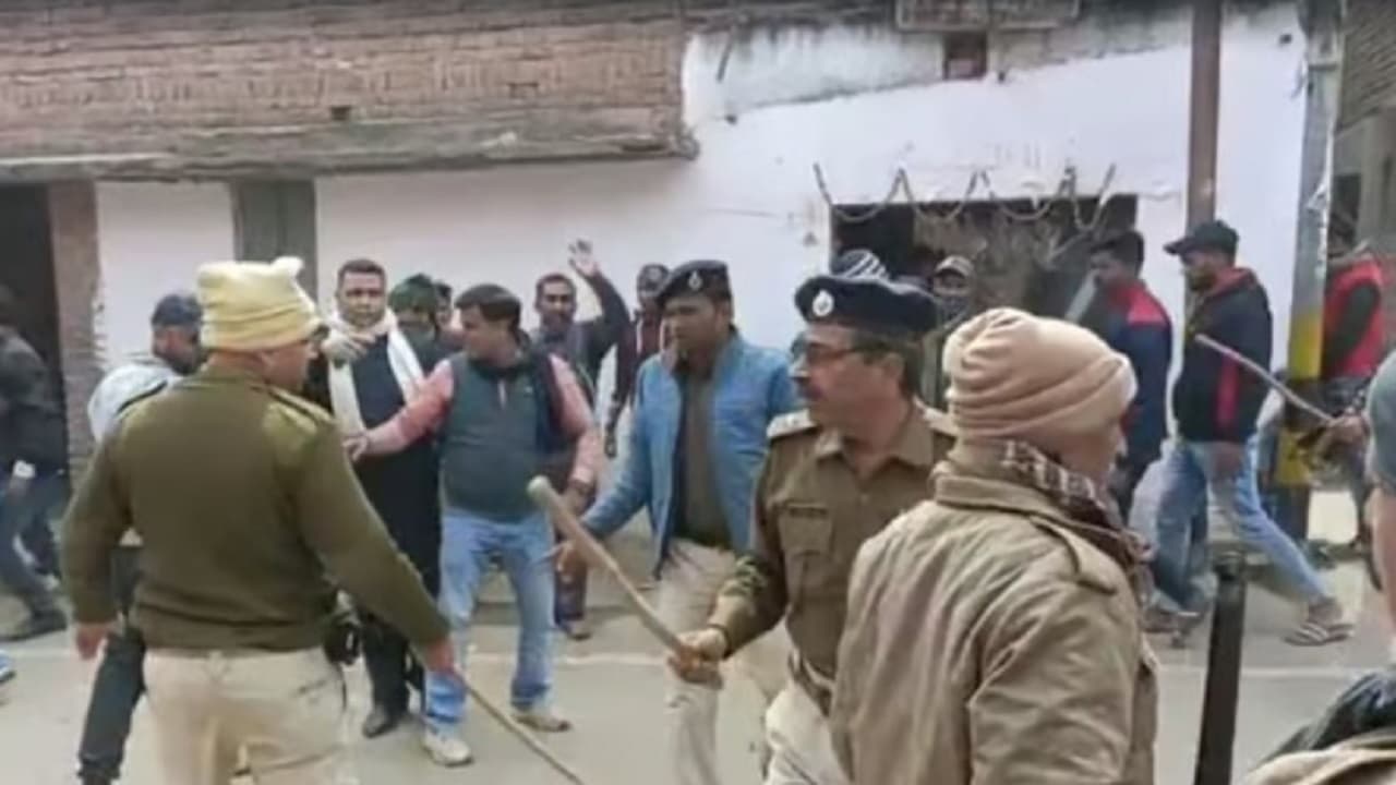 ‍Bihar Nikay Chunav: नालंदा में मतदान के दौरान दो जगह फायरिंग-रोड़ेबाजी, पुलिस ने चटकाईं लाठियां