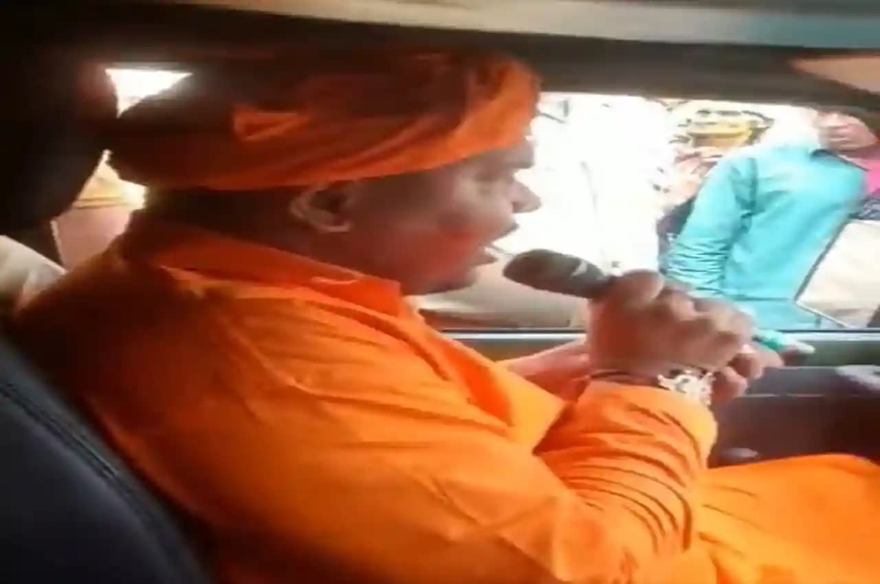 UP: मस्जिद के सामने महंत ने दिया विवादित बयान, NCW ने की सख्त कार्रवाई की मांग