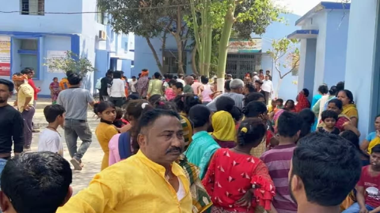 बिहार: बिहारशरीफ सदर अस्पताल परिसर में संदिग्ध हालत में लटकी मिली लापता युवक लाश, परिजनों ने काटा बवाल