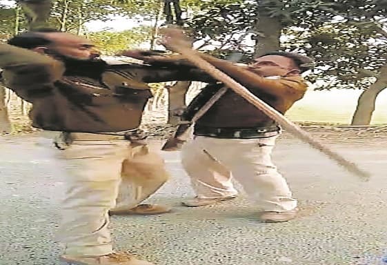 पैसा बंटवारे को लेकर बीच सड़क पर राइफल और डंडे से एक दूसरे पर टूट पड़े बिहार पुलिस के दो जवान, वीडियो वायरल